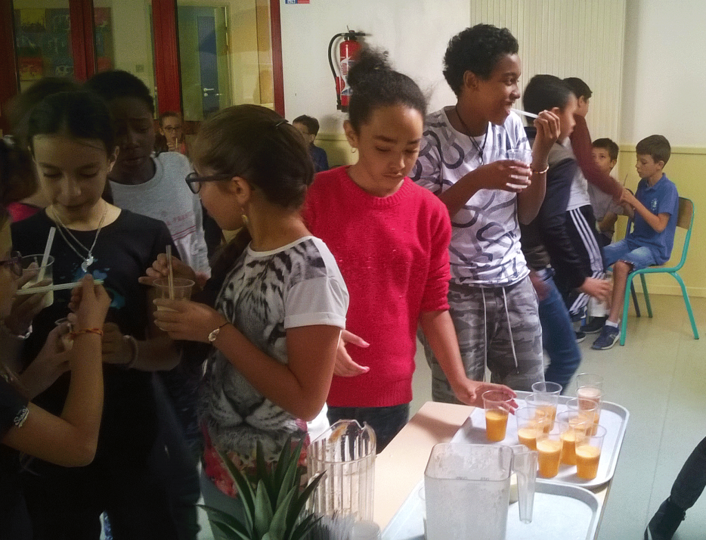 gouter son smoothie à l'école