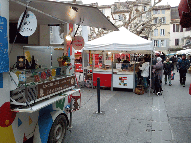 chocolat chaud dans remorque aménagée